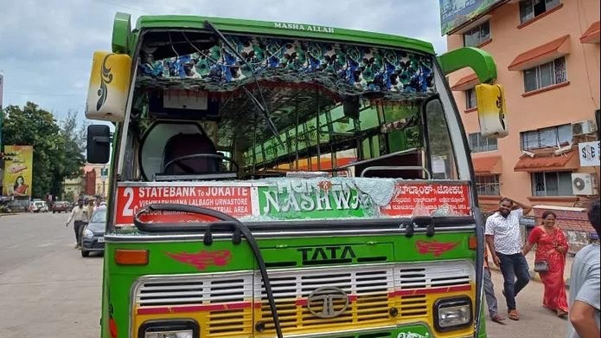 ಮಂಗಳೂರು: ಹಿಂಸೆಗೆ ತಿರುಗಿದ ಕಾಂಗ್ರೆಸ್ ಪ್ರತಿಭಟನೆ, ಬಸ್ ಗೆ ಕಲ್ಲು, ಮಹಿಳೆ ಕಣ್ಣಿಗೆ ಗಾಯ